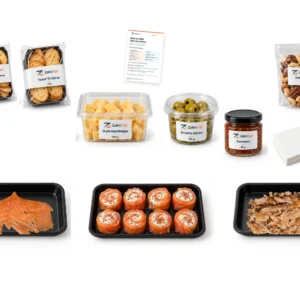 Compleet Borrelpakket met koudgerookte zalm, pulled zalm, acht zalmrolletjes met roomkaas en bieslook, kaasblokjes, toast, olijven, noten, tapenade, serveerextra’s en borrelkaart