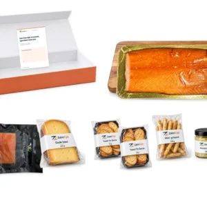 Cadeaupakket met halve warmgerookte zalmzijde, gesneden koudgerookte zalm, heel stuk oude kaas, twee toastpakken, mini-grissini, mosterd-dille- en vijgen-portdip, houten serveerplank, boodschapkaart en geschenkdoos