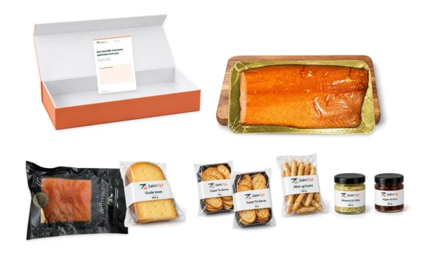 Cadeaupakket met halve warmgerookte zalmzijde, gesneden koudgerookte zalm, heel stuk oude kaas, twee toastpakken, mini-grissini, mosterd-dille- en vijgen-portdip, houten serveerplank, boodschapkaart en geschenkdoos