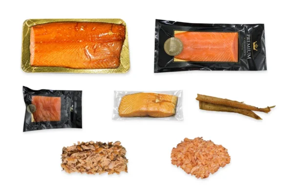 Gerookte-zalmpakket met een halve warmgerookte zalmzijde, halve koudgerookte zalmzijde, gesneden koudgerookte zalm, warmgerookte zalmmoot, zalmbuikstukken, pulled zalm en zalmsnippers