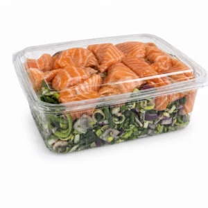 Roerbakgroente met zalm in een transparante bak op een witte studioachtergrond