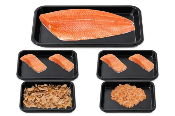 Voordeelpakket met één hele verse zalmzijde, twee verpakkingen verse zalmmoten, één verpakking warmgerookte pulled zalm en één verpakking koudgerookte zalmsnippers