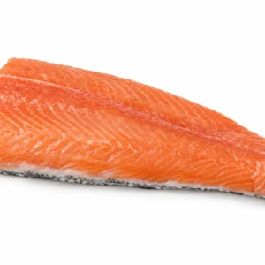 Zalmstaartstuk met huid op een witte achtergrond