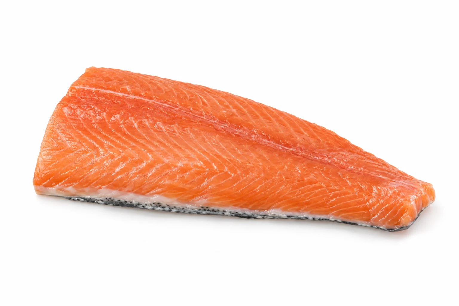Zalmstaartstuk met huid op een witte achtergrond